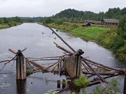 Саминский погост. Защитные сооружения моста через реку Самину