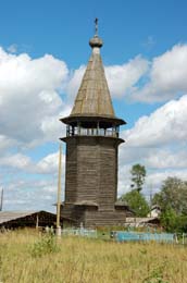 шатровая колокольня Лядинского погоста (1820 г.)