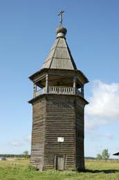 Шатровая колокольня церкви Иоанна Златоуста в селе Саунино