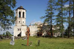 Александро-Ошевенский мужской монастырь. Развалины Успенского собора с колокольней