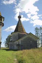 Шатровая Богоявленская церковь в деревне Погост