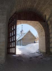 Вид на церковь Дмитрия Солунского из Воротной башни. Староладожская крепость.