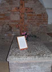 каменная плита на могиле юродивого
