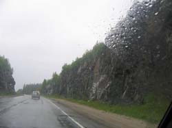 В районе Медвежьегорска шоссе прорублено в горах, и местами едешь среди скал